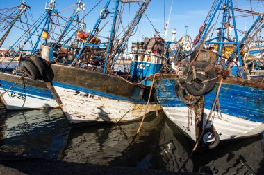 Essaouira, Fas - 24 Ekim 2019: Afrika 'daki Essaouira, Fas limanında bir sürü mavi balıkçı teknesi