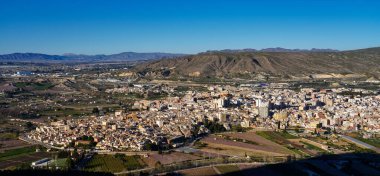 Kilisesiyle Cieza, İspanya 'nın Murcia bölgesindeki Parroquia Nuestra Senora de La Asuncion