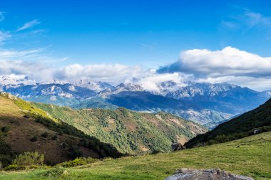 İspanya 'da Fuente De köy Cantabria' nın yanındaki Picos de Europa dağları