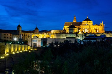 Mezquita-Katedral ve Puente Romano - Cami-Katedral ve Cordoba 'daki Roma Köprüsü, Endülüs, İspanya