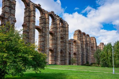 Acueducto de los Milagros, Merida, Extremadura, İspanya 'daki Mucizevi Aqueduct Roma su kemeri köprüsü olup bugün İspanya' nın başkenti Emerita Augusta 'daki Roma kolonisine su sağlamak için inşa edilmiştir..