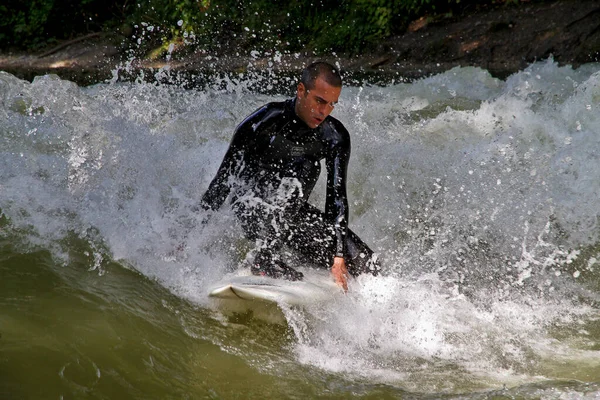 München Németország 2019 Július Szörfös Városi Folyóban München Híres Eisbach — Stock Fotó