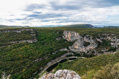 Labastide de Virac köyü çevresindeki manzara ve Fransa 'daki Ardeche dağları