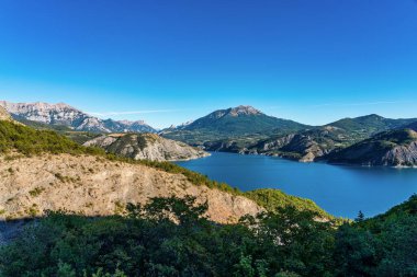 Serre-Poncon Gölü, Fransa 'nın güneydoğusunda, Gap kasabası yakınlarında yer alan bir göldür. Batı Avrupa 'daki en büyük yapay göllerden biridir.