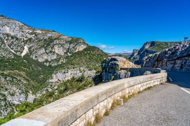 Verdon Gorge, Gorges du Verdon, Fransız Alpleri, Provence, Fransa 'da turkuaz yeşili kıvrımlı nehir ve yüksek kireçtaşı kayalarıyla ünlü kanyonun muhteşem manzarası.