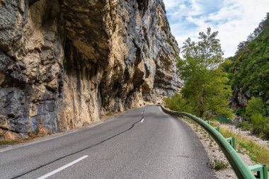 Verdon Gorge, Gorges du Verdon, Fransız Alpleri, Provence, Fransa 'da turkuaz yeşili kıvrımlı nehir ve yüksek kireçtaşı kayalarıyla ünlü kanyonun muhteşem manzarası.