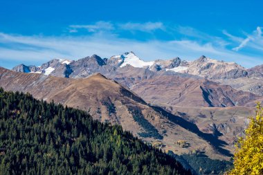 Fransız kırsalında. Saint Jean de Maurienne: Vercors tepeleri, Marly tepeleri ve Val de Drome vadisi manzarası, Fransa