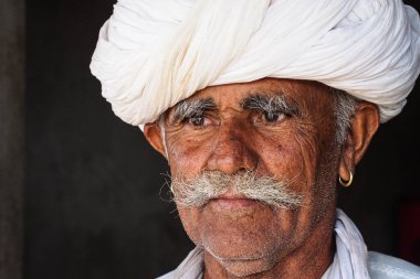 Jodhpur, Hindistan - Ocak 02, 2020: Jodhpur, Hindistan 'da ulusal beyaz başlıklı yaşlı bir adamın portresi