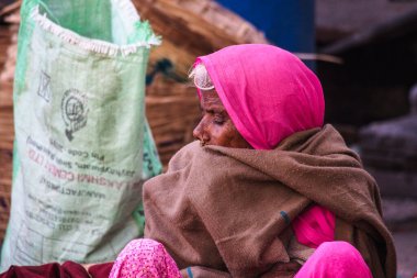 Udaipur, Hindistan - Ocak 03, 2020: Hindistan Rajasthani halkı Udaipur, Rajasthan sokaklarında ulusal giysiler içinde