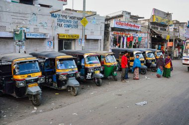 Jaipur, Hindistan - Ocak 04, 2020: Tuk tuk taksileri Jaipur, Hindistan 'da Amber Fort yakınlarında yolcular için bekliyor. Şehirlerde ve şehirlerde kısa mesafeler için otomatik çekçekçekler kullanılır.