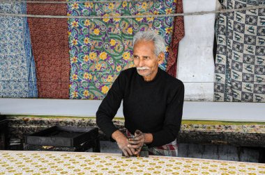 Jaipur, Hindistan - Ocak 05, 2020: Jaipur, Hindistan 'da Amber Fort yakınlarında yaşayan ve çalışan insanlar.