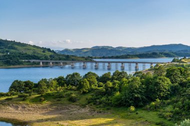 İtalya, Abruzzo 'da Campotosto Gölü. Deniz seviyesinden 1400 metre yukarıda, L 'Aquila vilayetindeki Appennini dağlarının kalbinde büyük bir yapay göl.