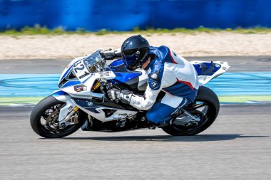 Hockenheim, Almanya - 27 Haziran 2019: Baden-Wurttemberg yarış merkezinde ya da Hockenheimring 'de motosiklet yarışı, Hockenheim şehrinde insanlar için bir yarış pisti