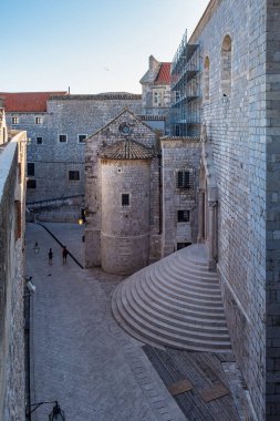 Binanın dışı ve Dubrovnik Hırvatistan 'daki Dominik Manastırı' na giden ikonik adımlar, Ploce Kapısı 'ndan kentin duvarlarına girerken turistleri karşılayan ilk manzaralardan biri..