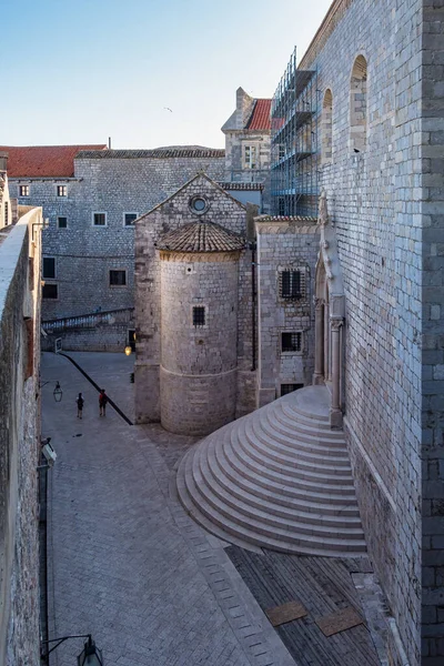Binanın dışı ve Dubrovnik Hırvatistan 'daki Dominik Manastırı' na giden ikonik adımlar, Ploce Kapısı 'ndan kentin duvarlarına girerken turistleri karşılayan ilk manzaralardan biri..