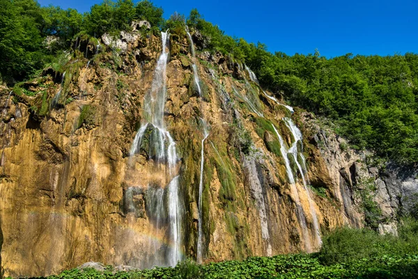 Hırvatistan 'ın Plitvice Gölleri Ulusal Parkı' nda turkuaz suyla şelalenin görkemli manzarası. Avrupa. Hırvatistan 'ın en eski ve en büyük ulusal parklarından biri. UNESCO Dünya Mirası