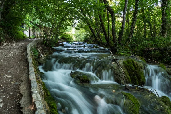 Величний Вигляд Водоспад Бірюзовою Водою Національному Парку Плітвіцькі Озера Хорватія — стокове фото