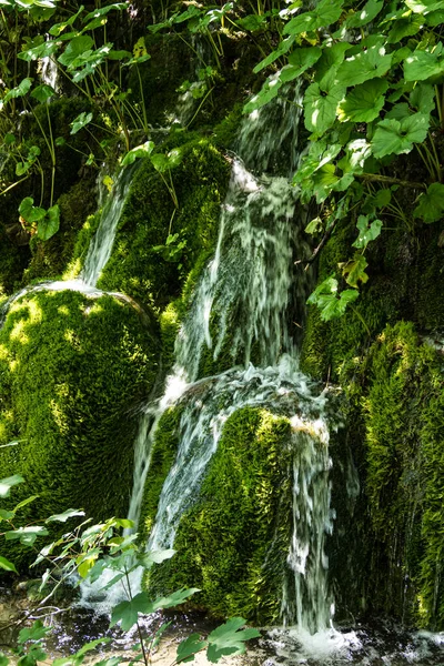 Vista Maestosa Sulla Cascata Con Acqua Turchese Nel Parco Nazionale — Foto Stock