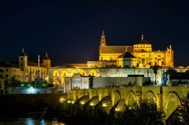 Mezquita-Katedral ve Puente Romano - Cami-Katedral ve Cordoba 'daki Roma Köprüsü, Endülüs, İspanya