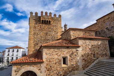 Bujaco Kulesi, Caceres Ana Meydanı 'ndaki Torre de Bujaco, Extremadura, İspanya şehrin en önemli kulesi ve sembollerinden biri. 12. yüzyılda Roma külleri üzerine inşa edilmiş. 15 Haziran 2019.