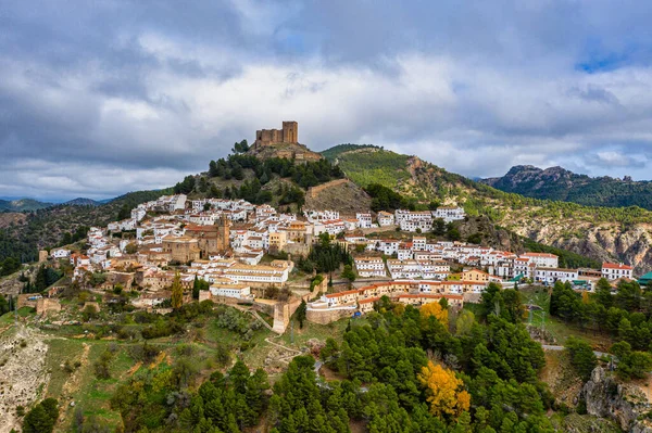 İspanyol geleneksel köyü Segura de la Sierra. Segura ve Las Villas Doğal Parkı, La Iruela, Jaen, İspanya