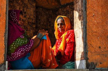 Jodhpur, Hindistan - Ocak 02, 2020: Geleneksel olarak tanımlanamayan yaşlı Hintli kadınlar Jodhpur, Hindistan 'daki evinin önünde oturuyorlar
