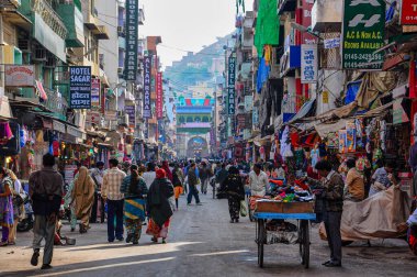 Ajmer, Hindistan - Ocak 04, 2020: Dargah Shariff 'in giriş kapısındaki insanlar. Büyük Sufi azizinin Dargha 'sı. Saygın bir Müslüman türbesi..