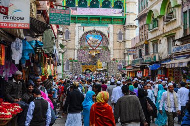 Ajmer, Hindistan - Ocak 04, 2020: Dargah Shariff 'in girişinde bekleyen insanlar. Büyük Sufi azizinin Dargha 'sı. Saygın bir Müslüman türbesi..