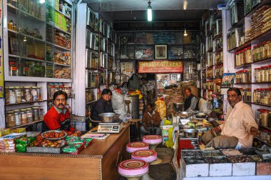 Jaipur, Hindistan - Ocak 05, 2020: Hindistan Jaipur, Hindistan 'da Amber Fort yakınlarındaki marketten Hint mağazası.