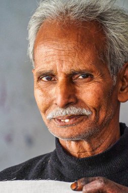 Jaipur, Hindistan - Ocak 05, 2020: Jaipur, Hindistan 'da Amber Fort yakınlarındaki bir tekstil fabrikasında çalışan adam.