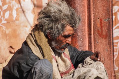 Jaipur, Hindistan - Ocak 05, 2020: Jaipur, Hindistan 'da Amber Fort yakınlarında yaşlı bir adam.