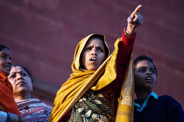 Fatehpur Sikri Índia Janeiro 2020 Mulher Com Lenço Amarelo Gritando — Fotografia de Stock