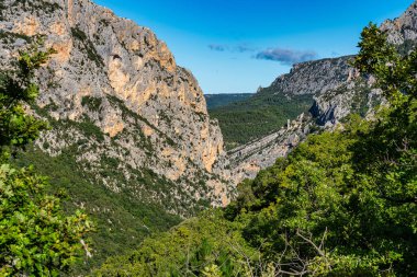 Verdon Gorge, Gorges du Verdon, Fransız Alpleri, Provence, Fransa 'da turkuaz yeşili kıvrımlı nehir ve yüksek kireçtaşı kayalarıyla ünlü kanyonun muhteşem manzarası.