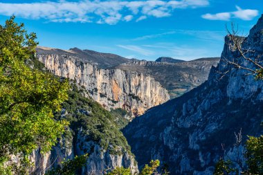 Verdon Gorge, Gorges du Verdon, Fransız Alpleri, Provence, Fransa 'da turkuaz yeşili kıvrımlı nehir ve yüksek kireçtaşı kayalarıyla ünlü kanyonun muhteşem manzarası.