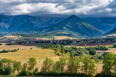 Fransa 'nın Rhone-Alpes bölgesindeki Menil Dağı' nın tepesinden Vercors Saint Maurice köyü yakınlarındaki Vercors dağ sırasının bulunduğu Trieves vadisinde manzara.