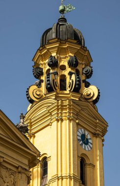 St. Cajetan Tiyatro Kilisesi - Theatinerkirche St. Kajetan, Münih 'te bir Katolik kilisesi, seçmen Ferdinand Maria ve eşi Savoy' lu Henriette Adelaide tarafından kuruldu..