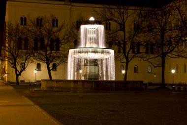 Münih 'teki Ludwig Maximilian Üniversitesi' nin önündeki Geschwister-Scholl-Platz Çeşmesi 'nde. Üniversite Almanya 'nın en eski üniversitelerinden biridir..