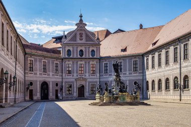 1610 yılında Residenz Palace 'daki bronz Wittelsbach Çeşmesi dikildi. Münih, Almanya. Brunnenhof 'daki Fountain Courtyard adlı sekizgen avlusu Residenz Palace' ın on avlusundan biridir..