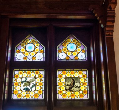 Comillas, İspanya - Sep 08, 2020: Comillas, Cantabria, İspanya 'da bulunan El Capricho de Gaudi, Antoni Gaudi tarafından tasarlanan ilk binalardan biridir. Avrupa modernizminin mücevherlerinden biri olarak kabul edilir..