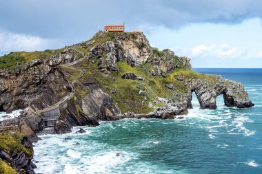 Bermeo, İspanya - 15 Şubat 2020: Biscay kıyısındaki San Juan de Gaztelugatxe Manastırı 'nın görüntüsü.