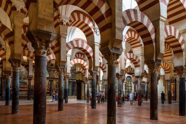 Cordoba, İspanya - 31 Ekim 2019: Mezquita Katedrali içindeki Fas mimarisi veya Cordoba, Endülüs, İspanya 'daki Büyük Cami