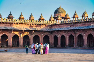 Fatehpur Sikri, Hindistan - Ocak 08, 2020: Fatehpur Sikri, Hindistan 'da bir grup Hintli turist.