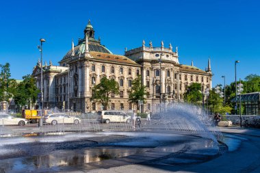 Münih, Almanya - 27 Temmuz 2020: Münih, Bavyera, Almanya 'da Barok diriliş tarzı eski borsa 1896 ve 1898 yılları arasında mimar Albert Schmidt tarafından Deutsche Bank için inşa edildi.