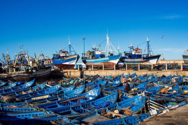 Essaouira, Fas - 24 Ekim 2019: Afrika 'daki Essaouira, Fas limanında bir sürü mavi balıkçı teknesi