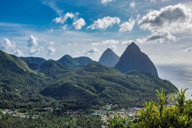 Soufriere, St. Lucia 'daki Karayip Denizi' ndeki Piton manzarası. Pitonlar, Karayipler 'in St. Lucia adasındaki iki volkanik kuledir ve UNESCO' nun dünya mirası konumundadır..