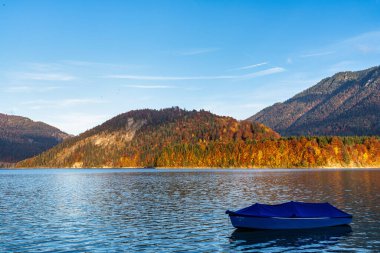 Sylvenstein gölü sonbaharda Bad Toelz, Bavyera, Almanya ve Avrupa yakınlarında.