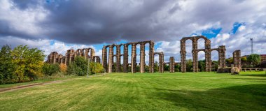 Acueducto de los Milagros, Merida, Extremadura, İspanya 'daki Mucizevi Aqueduct Roma su kemeri köprüsü olup bugün İspanya' nın başkenti Emerita Augusta 'daki Roma kolonisine su sağlamak için inşa edilmiştir..