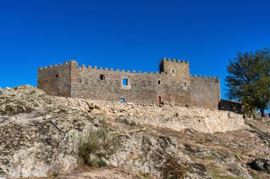 Caceres, Extremadura, İspanya yakınlarındaki Montanchez antik şatosu, turistlerin özgürce erişebileceği bir dağın tepesinde yer almakta ve manzaranın güzel bir panoramik manzarasını sunmaktadır..