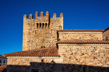 Bujaco Kulesi, Caceres Ana Meydanı 'ndaki Torre de Bujaco, Extremadura, İspanya şehrin en önemli kulesi ve sembollerinden biri. 12. yüzyılda Roma külleri üzerine inşa edilmiş. 15 Haziran 2019.