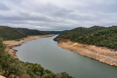 Monfrague Ulusal Parkı 'ndaki Salto del Gitano çevresindeki manzara. Caceres, Extremadura, İspanya.
